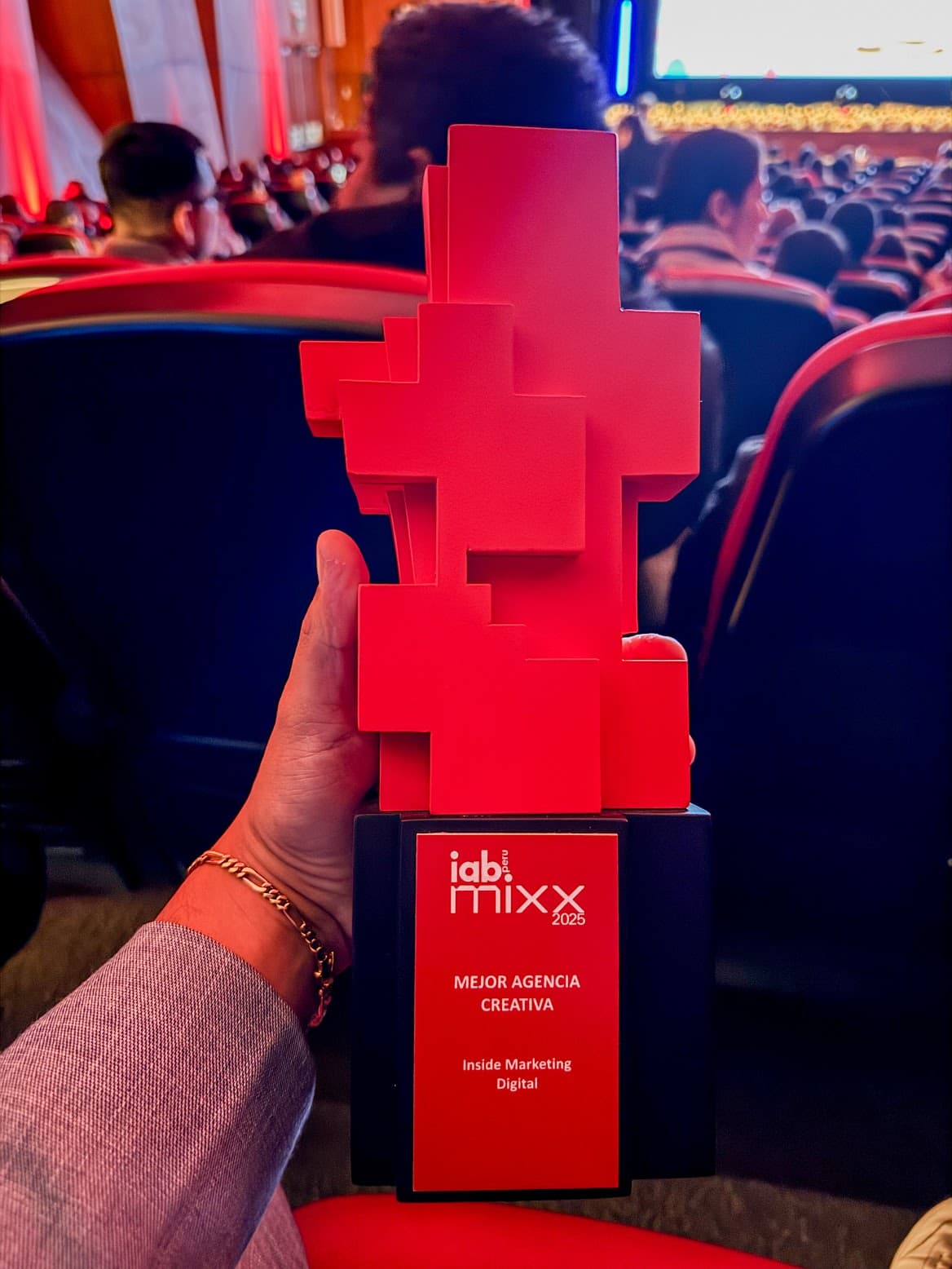 Trofeo de Mejor Agencia Creativa del Año — IAB MIXX Perú 2025, sostenido por el equipo de INSIDE